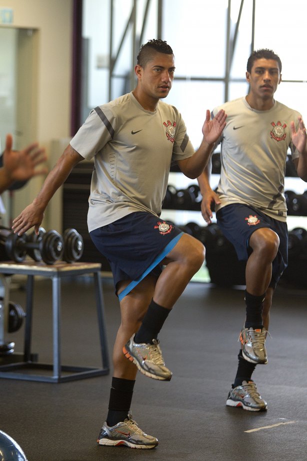Ralf e Paulinho durante o treino realizado esta manhã na academia de musculacao no CT Joaquim Grava, localizado no Parque Ecológico do Tiete. O próximo jogo da equipe será quinta-feira, dia 07/06, contra o Figueirense/SC, no estádio do Pacaembu, válido pela terceira rodada do Campeonato Brasileiro 2012