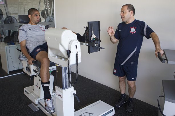 Wallace e o fisioterapeuta José Fregnani, o Betinho, durante o treino realizado esta manhã na academia de musculacao no CT Joaquim Grava, localizado no Parque Ecológico do Tiete. O próximo jogo da equipe será quinta-feira, dia 07/06, contra o Figueirense/SC, no estádio do Pacaembu, válido pela terceira rodada do Campeonato Brasileiro 2012