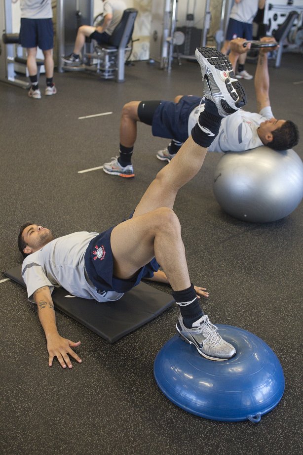 Welder e Paulinho durante o treino realizado esta manhã na academia de musculacao no CT Joaquim Grava, localizado no Parque Ecológico do Tiete. O próximo jogo da equipe será quinta-feira, dia 07/06, contra o Figueirense/SC, no estádio do Pacaembu, válido pela terceira rodada do Campeonato Brasileiro 2012