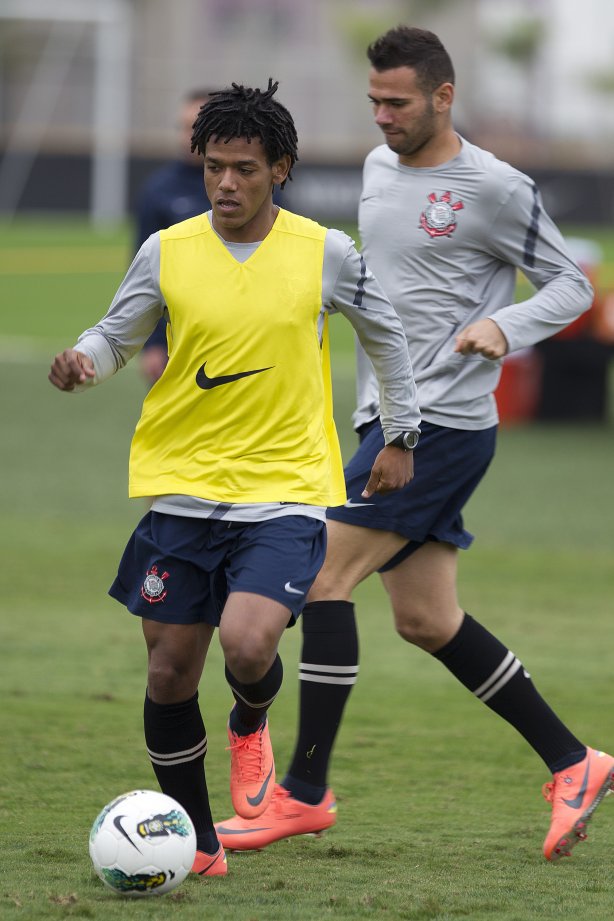 Romarinho e Leandro Castán durante o treino realizado esta tarde no CT Joaquim Grava, localizado no Parque Ecológico do Tiete. O próximo jogo da equipe será quarta-feira, dia 07/06, contra o Figueirense/SC, no estádio do Pacaembu, válido pela terceira rodada do Campeonato Brasileiro 2012