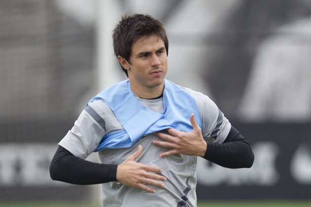 Willian durante o treino realizado esta tarde no CT Joaquim Grava, localizado no Parque Ecológico do Tiete. O próximo jogo da equipe será quarta-feira, dia 07/06, contra o Figueirense/SC, no estádio do Pacaembu, válido pela terceira rodada do Campeonato Brasileiro 2012