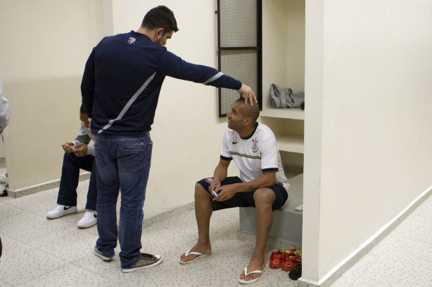O fisioterapeuta Bruno Mazziotti e Emerson nos vestiários antes da partida entre Corinthians x Figueirense/SC, realizada esta noite no estádio do Pacaembu, válida pela 3ª rodada do Campeonato Brasileiro de 2012