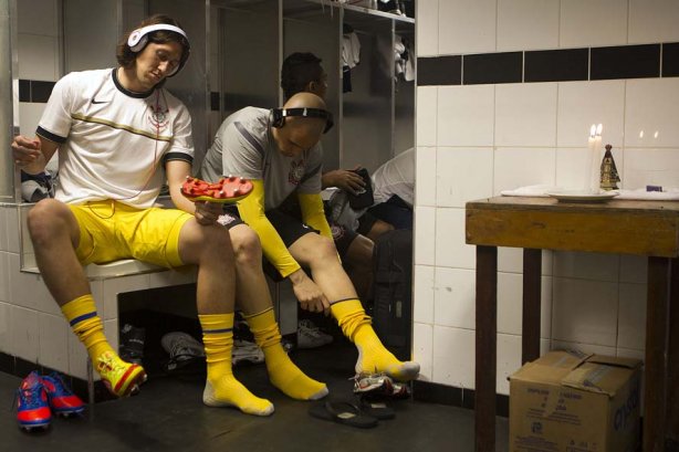 Cassio e Julio Cesar nos vestiários antes da partida entre Santos/Brasil x Corinthians/Brasil, realizada esta noite no estádio da Vila Belmiro, jogo de ida, válido pela semi final da Copa Libertadores de América 2012