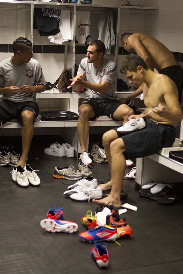 Jogadores nos vestiários antes da partida entre Santos/Brasil x Corinthians/Brasil, realizada esta noite no estádio da Vila Belmiro, jogo de ida, válido pela semi final da Copa Libertadores de América 2012