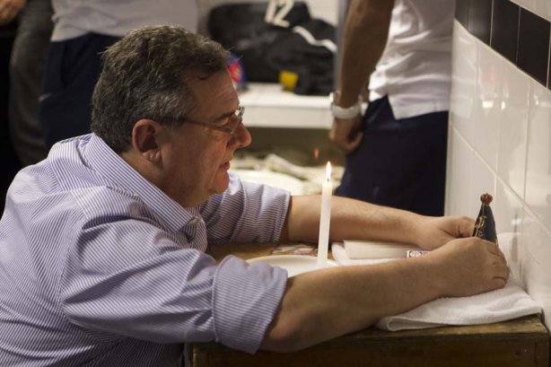 O presidente Mario Gobbi rezando nos vestiários antes da partida entre Santos/Brasil x Corinthians/Brasil, realizada esta noite no estádio da Vila Belmiro, jogo de ida, válido pela semi final da Copa Libertadores de América 2012