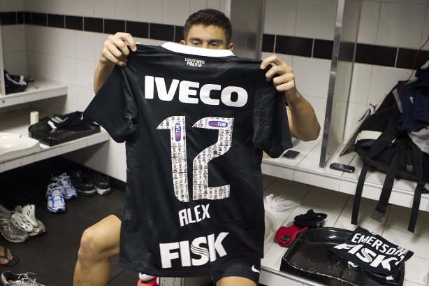 Jogadores com as camisas do novo patrocinador, a IVECO, antes da partida entre Santos/Brasil x Corinthians/Brasil, realizada esta noite no estádio da Vila Belmiro, jogo de ida, válido pela semi final da Copa Libertadores de América 2012
