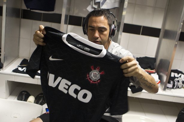 Jogadores com as camisas do novo patrocinador, a IVECO, antes da partida entre Santos/Brasil x Corinthians/Brasil, realizada esta noite no estádio da Vila Belmiro, jogo de ida, válido pela semi final da Copa Libertadores de América 2012