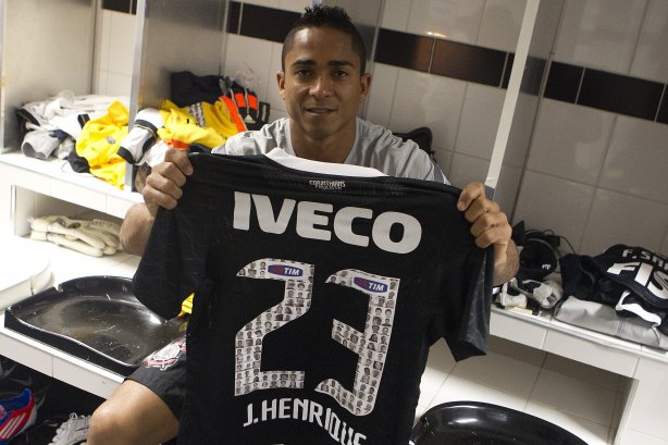 Jogadores com as camisas do novo patrocinador, a IVECO, antes da partida entre Santos/Brasil x Corinthians/Brasil, realizada esta noite no estádio da Vila Belmiro, jogo de ida, válido pela semi final da Copa Libertadores de América 2012