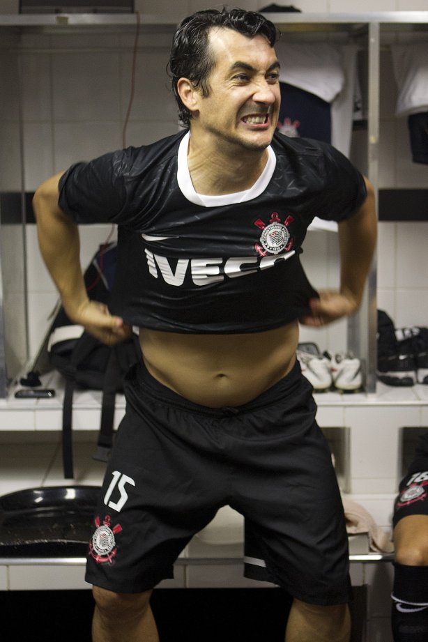 Jogadores com as camisas do novo patrocinador, a IVECO, antes da partida entre Santos/Brasil x Corinthians/Brasil, realizada esta noite no estádio da Vila Belmiro, jogo de ida, válido pela semi final da Copa Libertadores de América 2012