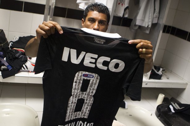 Jogadores com as camisas do novo patrocinador, a IVECO, antes da partida entre Santos/Brasil x Corinthians/Brasil, realizada esta noite no estádio da Vila Belmiro, jogo de ida, válido pela semi final da Copa Libertadores de América 2012