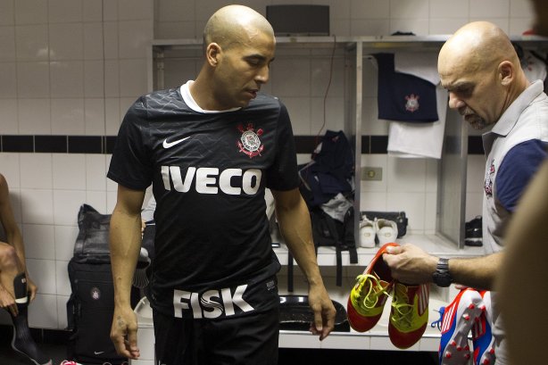 Jogadores com as camisas do novo patrocinador, a IVECO, antes da partida entre Santos/Brasil x Corinthians/Brasil, realizada esta noite no estádio da Vila Belmiro, jogo de ida, válido pela semi final da Copa Libertadores de América 2012