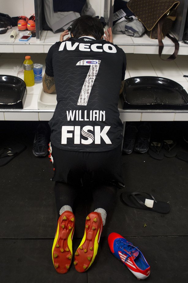 Jogadores com as camisas do novo patrocinador, a IVECO, antes da partida entre Santos/Brasil x Corinthians/Brasil, realizada esta noite no estádio da Vila Belmiro, jogo de ida, válido pela semi final da Copa Libertadores de América 2012
