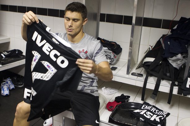 Jogadores com as camisas do novo patrocinador, a IVECO, antes da partida entre Santos/Brasil x Corinthians/Brasil, realizada esta noite no estádio da Vila Belmiro, jogo de ida, válido pela semi final da Copa Libertadores de América 2012