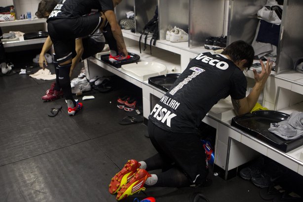 Jogadores com as camisas do novo patrocinador, a IVECO, antes da partida entre Santos/Brasil x Corinthians/Brasil, realizada esta noite no estádio da Vila Belmiro, jogo de ida, válido pela semi final da Copa Libertadores de América 2012
