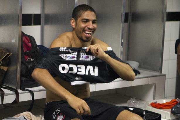 Jogadores com as camisas do novo patrocinador, a IVECO, antes da partida entre Santos/Brasil x Corinthians/Brasil, realizada esta noite no estádio da Vila Belmiro, jogo de ida, válido pela semi final da Copa Libertadores de América 2012