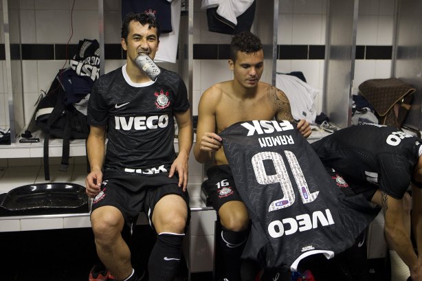 Jogadores com as camisas do novo patrocinador, a IVECO, antes da partida entre Santos/Brasil x Corinthians/Brasil, realizada esta noite no estádio da Vila Belmiro, jogo de ida, válido pela semi final da Copa Libertadores de América 2012