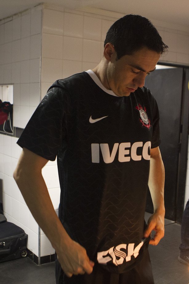 Jogadores com as camisas do novo patrocinador, a IVECO, antes da partida entre Santos/Brasil x Corinthians/Brasil, realizada esta noite no estádio da Vila Belmiro, jogo de ida, válido pela semi final da Copa Libertadores de América 2012