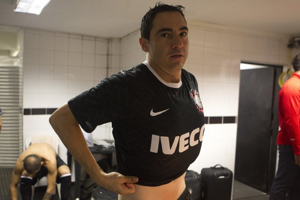 Jogadores com as camisas do novo patrocinador, a IVECO, antes da partida entre Santos/Brasil x Corinthians/Brasil, realizada esta noite no estádio da Vila Belmiro, jogo de ida, válido pela semi final da Copa Libertadores de América 2012