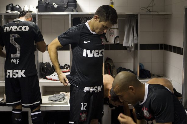 Jogadores com as camisas do novo patrocinador, a IVECO, antes da partida entre Santos/Brasil x Corinthians/Brasil, realizada esta noite no estádio da Vila Belmiro, jogo de ida, válido pela semi final da Copa Libertadores de América 2012