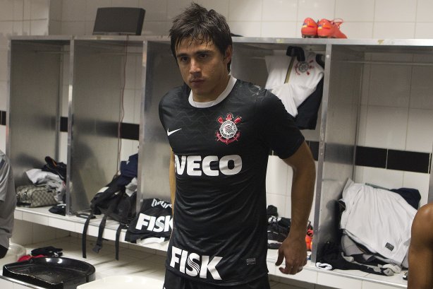 Jogadores com as camisas do novo patrocinador, a IVECO, antes da partida entre Santos/Brasil x Corinthians/Brasil, realizada esta noite no estádio da Vila Belmiro, jogo de ida, válido pela semi final da Copa Libertadores de América 2012