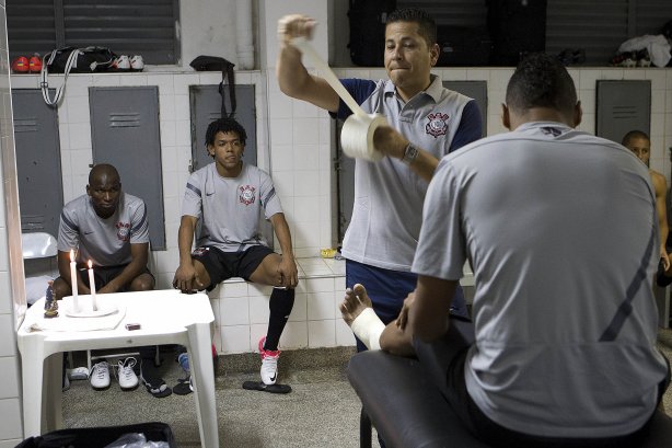 Adilson, Romarinho, o enfermeiro Cleber Costa e Elton nos vestiários antes da partida entre Ponte Preta/Campinas x Corinthians, realizada esta noite no estádio Moisés Lucarelli, válida pela 5ª rodada do Campeonato Brasileiro de 2012