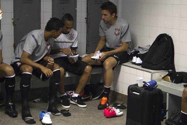 Antônio Carlos, Liedson e Paulo André nos vestiários antes da partida entre Ponte Preta/Campinas x Corinthians, realizada esta noite no estádio Moisés Lucarelli, válida pela 5ª rodada do Campeonato Brasileiro de 2012
