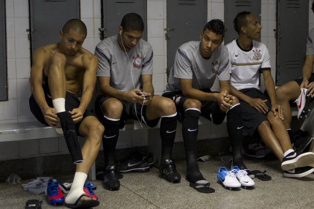 Jogadores nos vestiários antes da partida entre Ponte Preta/Campinas x Corinthians, realizada esta noite no estádio Moisés Lucarelli, válida pela 5ª rodada do Campeonato Brasileiro de 2012