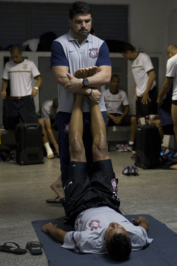 O fisioterapeuta Bruno Mazziotti com Elton nos vestiários antes da partida entre Ponte Preta/Campinas x Corinthians, realizada esta noite no estádio Moisés Lucarelli, válida pela 5ª rodada do Campeonato Brasileiro de 2012