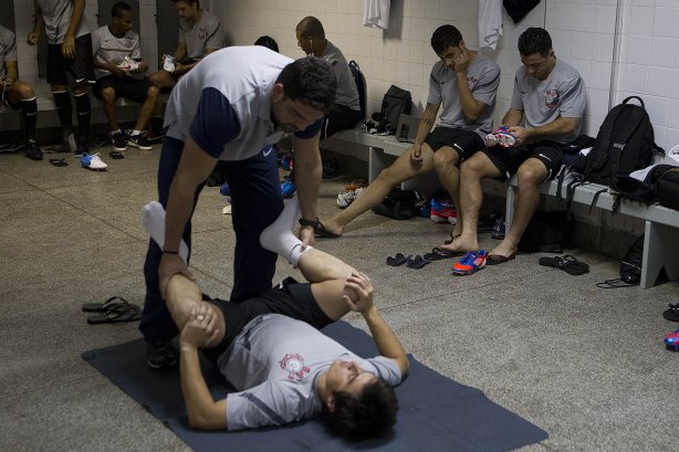 O fisioterapeuta Bruno Mazziotti e Willian nos vestiários antes da partida entre Ponte Preta/Campinas x Corinthians, realizada esta noite no estádio Moisés Lucarelli, válida pela 5ª rodada do Campeonato Brasileiro de 2012