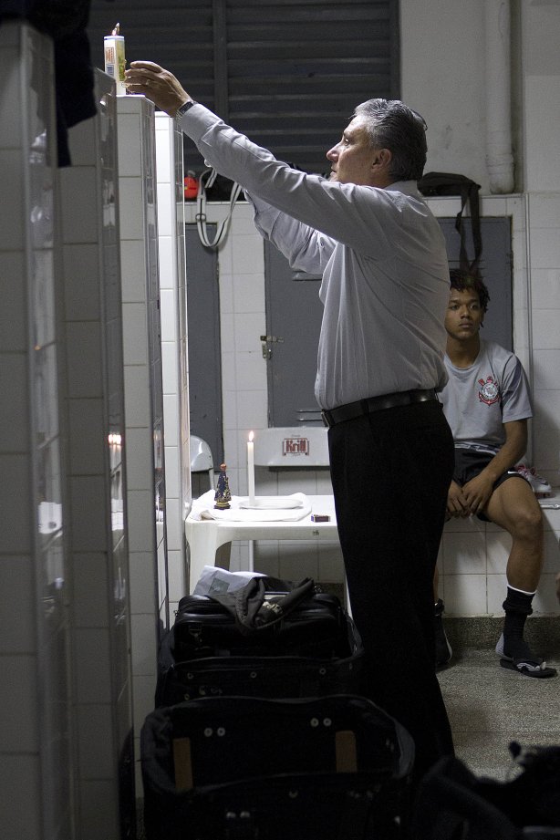 O técnico Tite rezando nos vestiários antes da partida entre Ponte Preta/Campinas x Corinthians, realizada esta noite no estádio Moisés Lucarelli, válida pela 5ª rodada do Campeonato Brasileiro de 2012