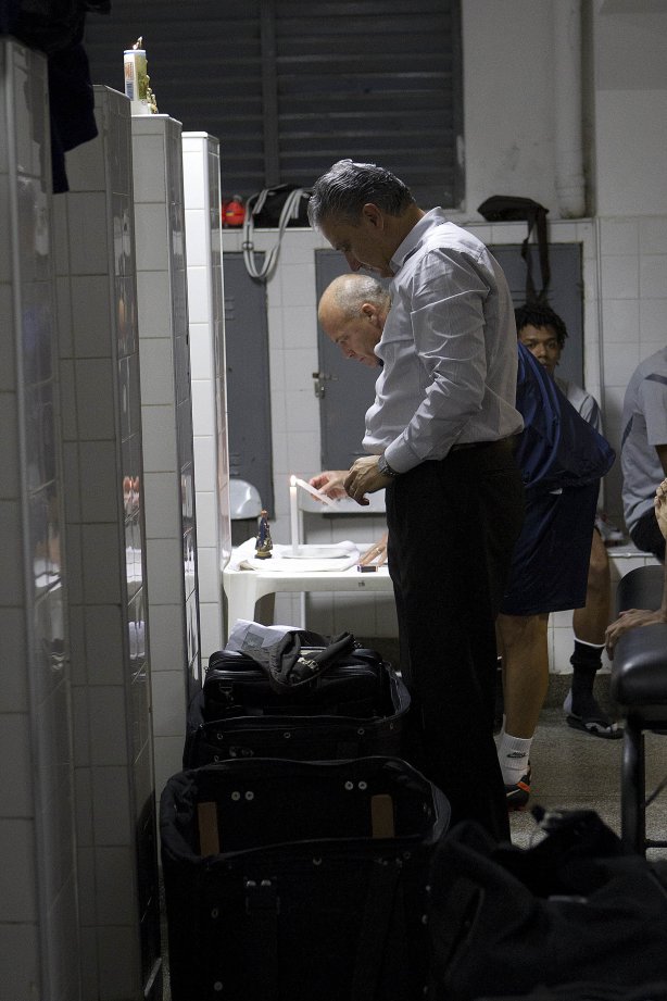 O técnico Tite rezando nos vestiários antes da partida entre Ponte Preta/Campinas x Corinthians, realizada esta noite no estádio Moisés Lucarelli, válida pela 5ª rodada do Campeonato Brasileiro de 2012