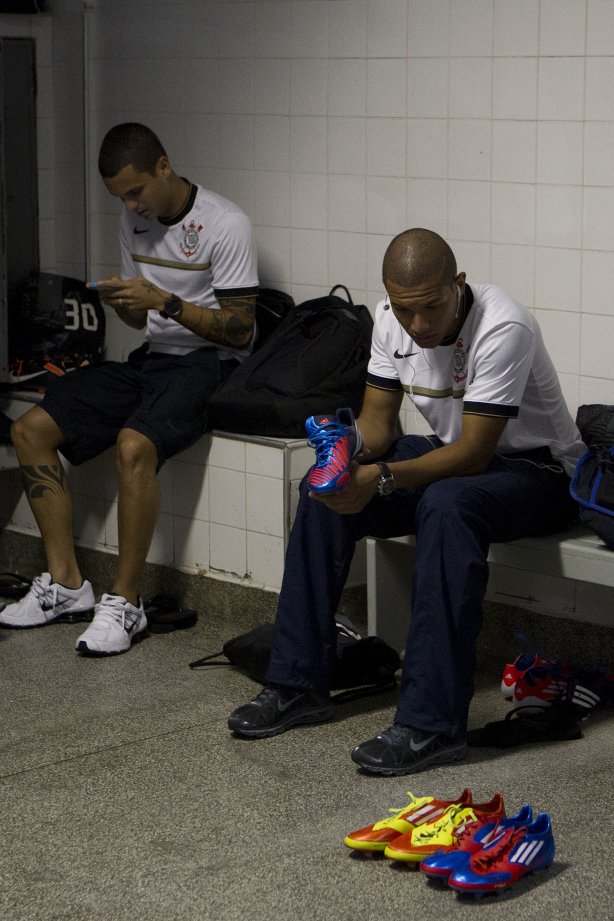 Ramon e Willian Arão nos vestiários antes da partida entre Ponte Preta/Campinas x Corinthians, realizada esta noite no estádio Moisés Lucarelli, válida pela 5ª rodada do Campeonato Brasileiro de 2012