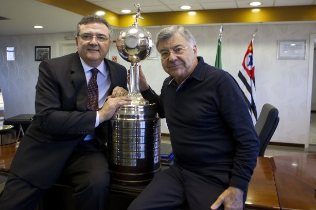 O presidente do Corinthians Mario Gobbi, acompanhado do capitao Alessandro leva a Taca da Libertadores da América 2012 para o Memorial do Corinthians, no Parque São Jorge