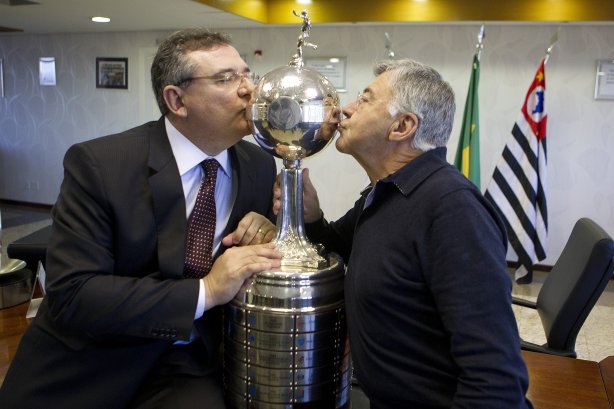 O presidente do Corinthians Mario Gobbi, acompanhado do capitao Alessandro leva a Taca da Libertadores da América 2012 para o Memorial do Corinthians, no Parque São Jorge