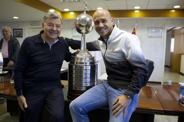 O presidente do Corinthians Mario Gobbi, acompanhado do capitao Alessandro leva a Taca da Libertadores da América 2012 para o Memorial do Corinthians, no Parque São Jorge