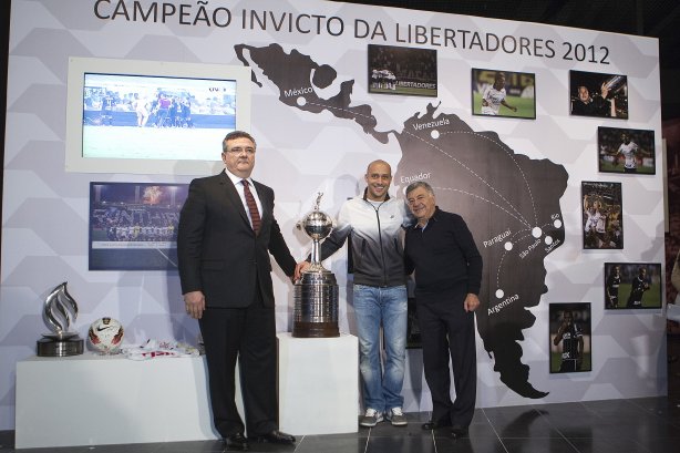 O presidente do Corinthians Mario Gobbi, acompanhado do capitao Alessandro leva a Taca da Libertadores da América 2012 para o Memorial do Corinthians, no Parque São Jorge