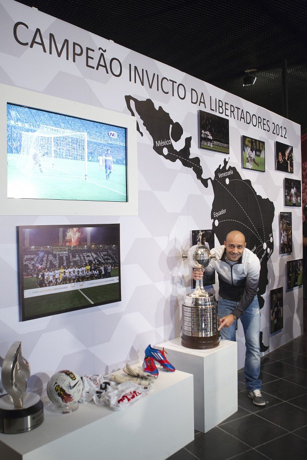 O presidente do Corinthians Mario Gobbi, acompanhado do capitao Alessandro leva a Taca da Libertadores da América 2012 para o Memorial do Corinthians, no Parque São Jorge