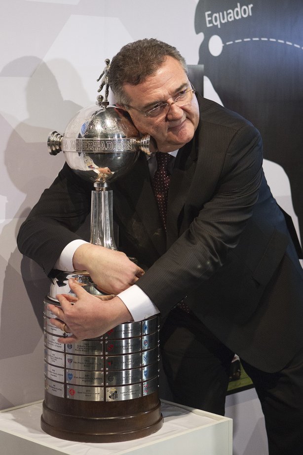 O presidente do Corinthians Mario Gobbi, acompanhado do capitao Alessandro leva a Taca da Libertadores da América 2012 para o Memorial do Corinthians, no Parque São Jorge