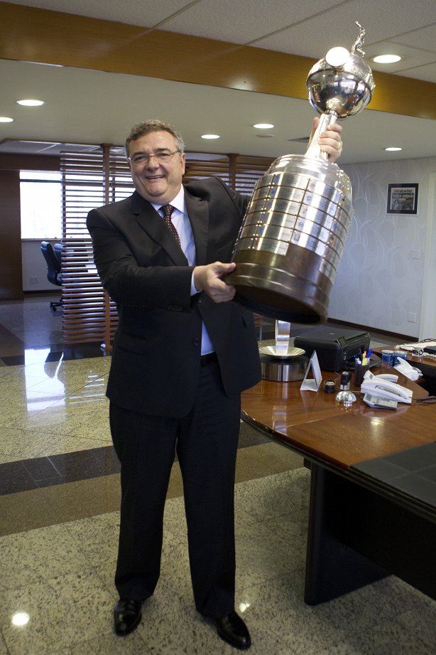 O presidente do Corinthians Mario Gobbi, acompanhado do capitao Alessandro leva a Taca da Libertadores da América 2012 para o Memorial do Corinthians, no Parque São Jorge