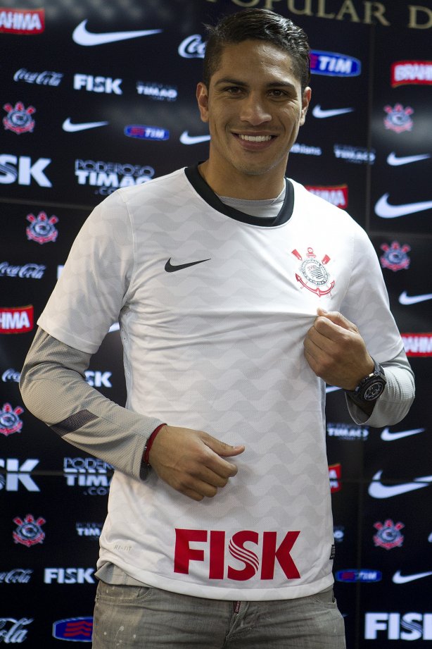 O atacante peruano Paolo Guerrero foi apresentado pelo diretor de futebol Roberto Andrade, hoje após o treino realizado esta tarde no CT Joaquim Grava, localizado no Parque Ecológico do Tiete. O próximo jogo da equipe será quarta-feira, 18/07, contra o Flamengo, no Engenhão, válido pela 10ª rodada do Campeonato Brasileiro de 2012