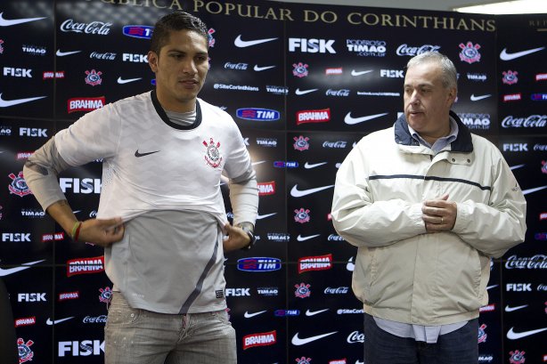 O atacante peruano Paolo Guerrero foi apresentado pelo diretor de futebol Roberto Andrade, hoje após o treino realizado esta tarde no CT Joaquim Grava, localizado no Parque Ecológico do Tiete. O próximo jogo da equipe será quarta-feira, 18/07, contra o Flamengo, no Engenhão, válido pela 10ª rodada do Campeonato Brasileiro de 2012