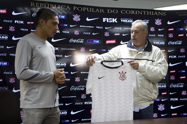 O atacante peruano Paolo Guerrero foi apresentado pelo diretor de futebol Roberto Andrade, hoje após o treino realizado esta tarde no CT Joaquim Grava, localizado no Parque Ecológico do Tiete. O próximo jogo da equipe será quarta-feira, 18/07, contra o Flamengo, no Engenhão, válido pela 10ª rodada do Campeonato Brasileiro de 2012