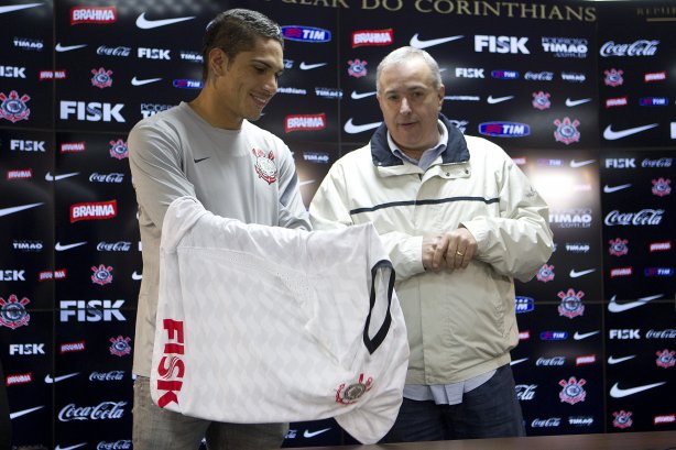O atacante peruano Paolo Guerrero foi apresentado pelo diretor de futebol Roberto Andrade, hoje após o treino realizado esta tarde no CT Joaquim Grava, localizado no Parque Ecológico do Tiete. O próximo jogo da equipe será quarta-feira, 18/07, contra o Flamengo, no Engenhão, válido pela 10ª rodada do Campeonato Brasileiro de 2012