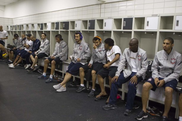 Nos vestiários antes da partida entre Flamengo x Corinthians, realizada esta noite no estádio do Engenhão, jogo válido pela 10ª rodada do Campeonato Brasileiro de 2012