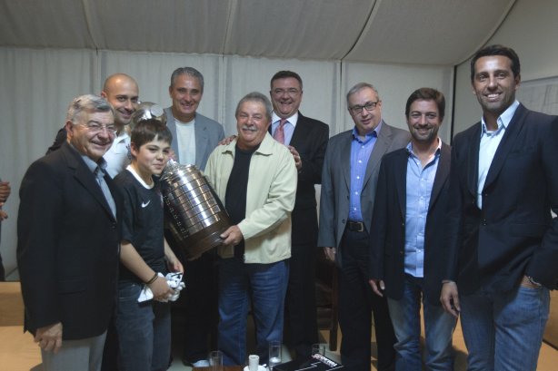 A diretoria do Corinthians com o presidente Mario Gobbi; o primeiro vice-presidente Luis Paulo Rosenberg; o segundo vice-presidente Elie Werdo; os diretores de futebol Roberto Andrade e Duilio Monteiro Alves; acompanhados do técnico Tite e do lateral e capitão Alessandro, foram ao Instituto Lula leva a Taca da Libertadores da América 2012, ganha de forma invicta