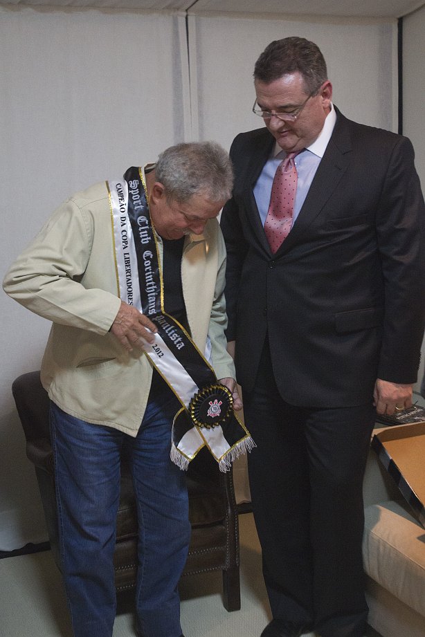 A diretoria do Corinthians com o presidente Mario Gobbi; o primeiro vice-presidente Luis Paulo Rosenberg; o segundo vice-presidente Elie Werdo; os diretores de futebol Roberto Andrade e Duilio Monteiro Alves; acompanhados do técnico Tite e do lateral e capitão Alessandro, foram ao Instituto Lula leva a Taca da Libertadores da América 2012, ganha de forma invicta
