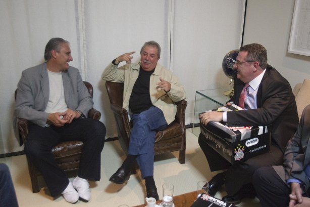 A diretoria do Corinthians com o presidente Mario Gobbi; o primeiro vice-presidente Luis Paulo Rosenberg; o segundo vice-presidente Elie Werdo; os diretores de futebol Roberto Andrade e Duilio Monteiro Alves; acompanhados do técnico Tite e do lateral e capitão Alessandro, foram ao Instituto Lula leva a Taca da Libertadores da América 2012, ganha de forma invicta