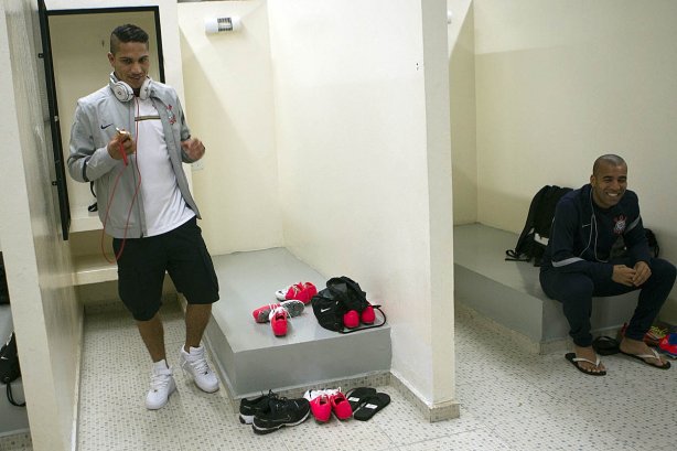 Nos vestiários antes da partida entre Corinthians x Cruzeiro, realizada esta noite no estádio do Pacaembu, jogo válido pela 12ª rodada do Campeonato Brasileiro de 2012