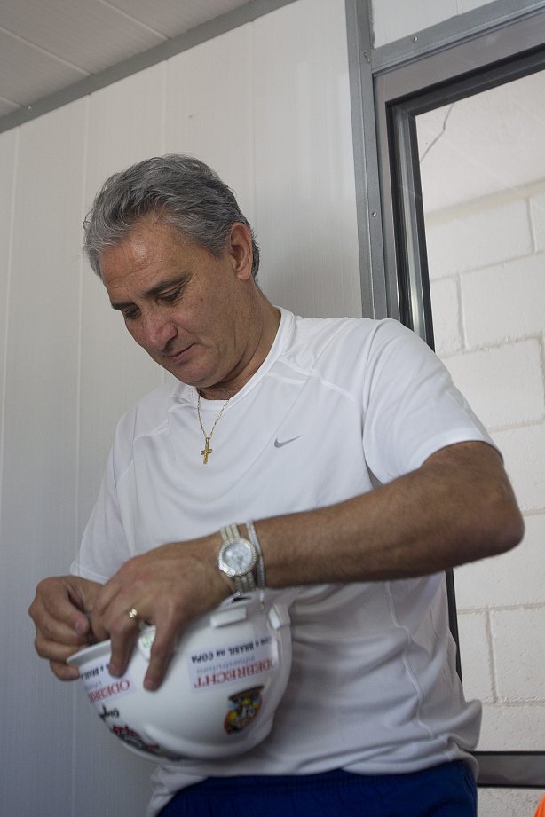 O técnico do Corinthians Tite foi hoje pela manhã na Arena Corinthians cumprir um dia de trabalho, promessa feita durante a campanha, se ganhasse a Copa Libertadores da América 2012, antes do treino realizado esta tarde no CT Joaquim Grava, localizado no Parque Ecológico do Tiete. O próximo jogo da equipe será domingo, 29/07, contra o Bahia/BA, no Pituacu, válido pela 13ª rodada do Campeonato Brasileiro de 2012