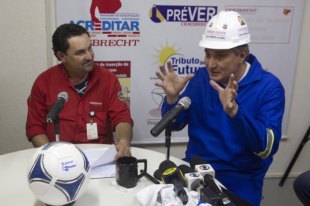 O técnico do Corinthians Tite foi hoje pela manhã na Arena Corinthians cumprir um dia de trabalho, promessa feita durante a campanha, se ganhasse a Copa Libertadores da América 2012, antes do treino realizado esta tarde no CT Joaquim Grava, localizado no Parque Ecológico do Tiete. O próximo jogo da equipe será domingo, 29/07, contra o Bahia/BA, no Pituacu, válido pela 13ª rodada do Campeonato Brasileiro de 2012
